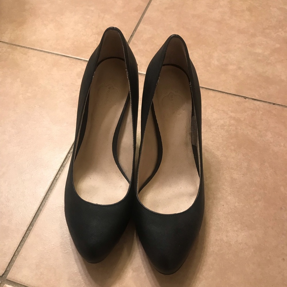 Closet staple! Black heels! Barely worn!